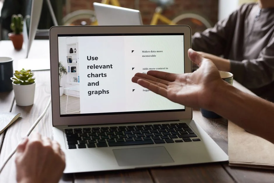Un écran d’ordinateur moderne affichant un travail de conception web, mettant en valeur des visuels créatifs dans un espace de travail.